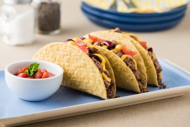 Sığır eti, kaşar peyniri, domates ile Meksika tacos