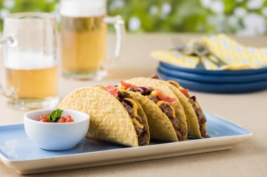 Sığır eti, kaşar peyniri, domates ile Meksika tacos