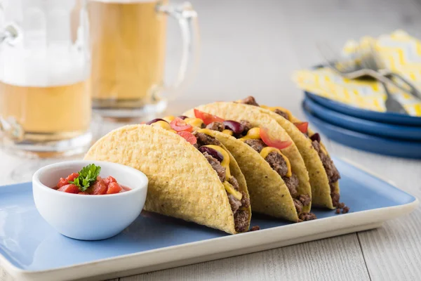 Mexikanische Tacos mit Rindfleisch, Cheddar-Käse, Tomaten — Stockfoto