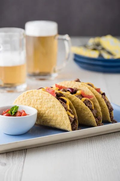 Mexikanische Tacos mit Rindfleisch, Cheddar-Käse, Tomaten — Stockfoto