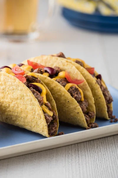 Mexikanische Tacos mit Rindfleisch, Cheddar-Käse, Tomaten — Stockfoto