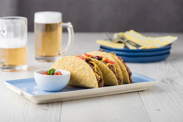 Mexikanische Tacos mit Rindfleisch, Cheddar-Käse, Tomaten — Stockfoto