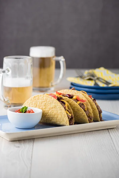 Mexikanische Tacos mit Rindfleisch, Cheddar-Käse, Tomaten — Stockfoto