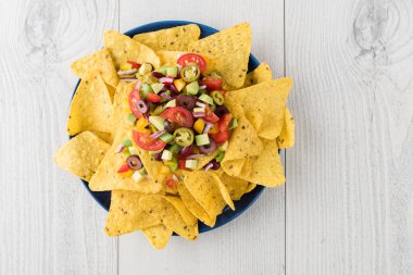 Salsa ve ekşi krema dips ile vejetaryen cips