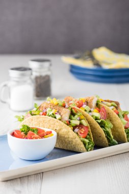 Balık tacos kabuk avokado salsa ile