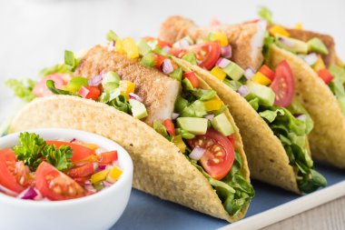 Balık tacos kabuk avokado salsa ile