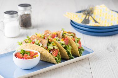 Balık tacos kabuk avokado salsa ile