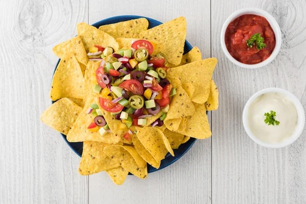 Vegetarische Nachos mit Salsa und Sauerrahm-Dips — Stockfoto