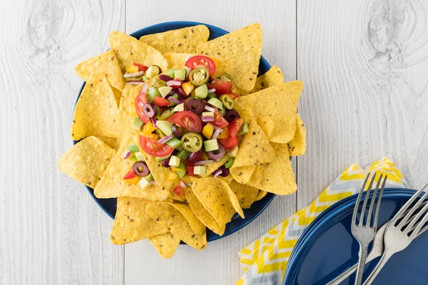 Vegetarische Nachos mit Salsa und Sauerrahm-Dips — Stockfoto