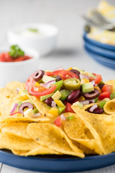 Vegetarische Nachos mit Salsa und Sauerrahm-Dips — Stockfoto