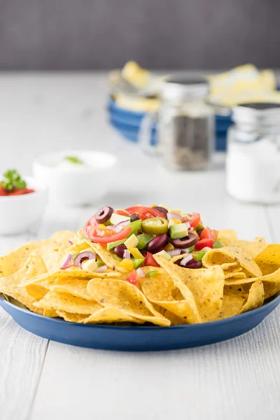 Vegetarische Nachos mit Salsa und Sauerrahm-Dips — Stockfoto