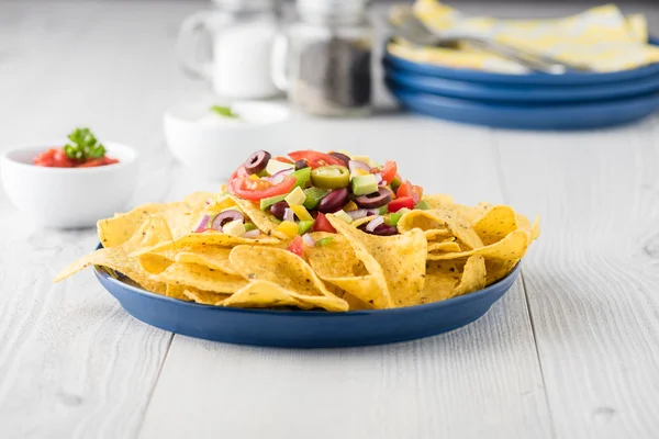 Vegetarische Nachos mit Salsa und Sauerrahm-Dips — Stockfoto