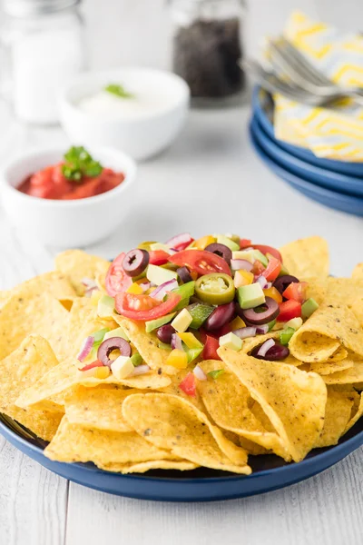 Vegetarische Nachos mit Salsa und Sauerrahm-Dips — Stockfoto