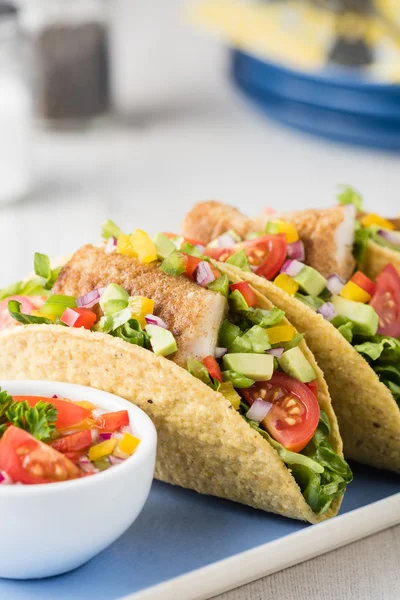 Ψάρια tacos κέλυφος με σάλτσα αβοκάντο — Φωτογραφία Αρχείου