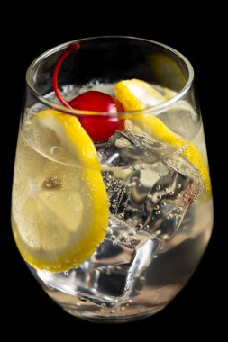 Tom Collins kokteyller siyah arka plan üzerine