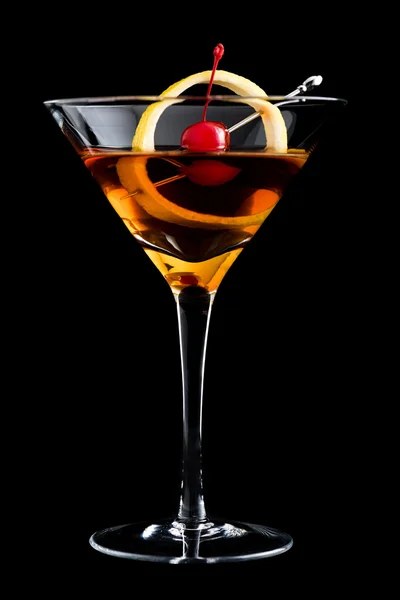 Cocktail Manhattan su sfondo nero con guarnizione — Foto Stock