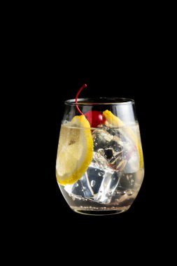 Tom Collins kokteyller siyah arka plan üzerine