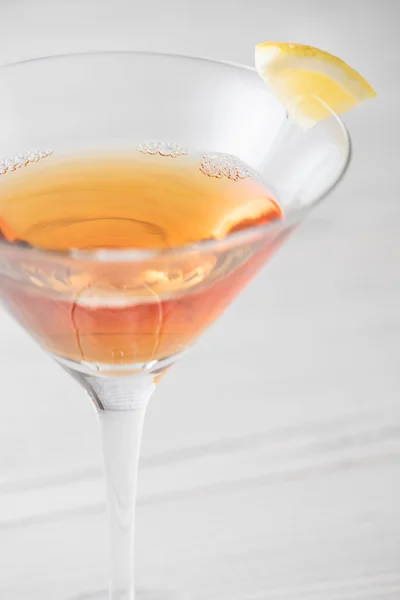 Verse huisgemaakte Manhattan cocktails met garnituur — Stockfoto