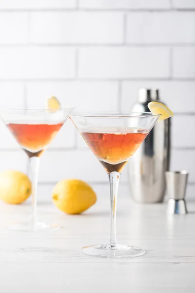 Frische hausgemachte Manhattan Cocktails mit Garnitur — Stockfoto