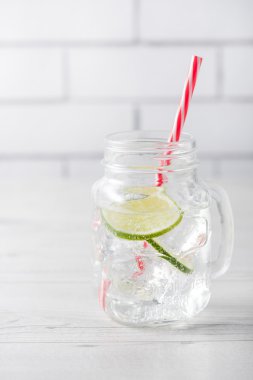 Taze ev yapımı cin tonik kokteylleri