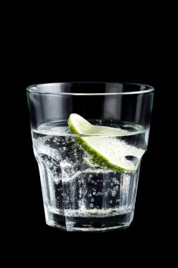 Cin tonik kokteylleri siyah arka plan üzerine