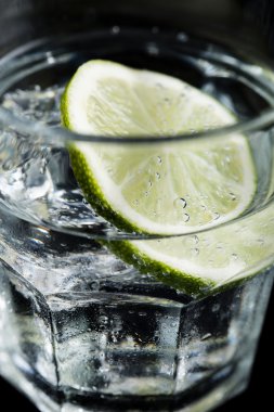 Cin tonik kokteylleri siyah arka plan üzerine