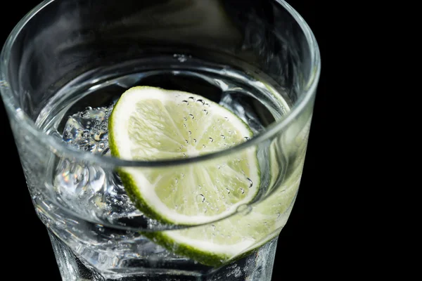 Cocktail tonic Gin su sfondo nero — Foto Stock