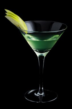 Siyah arka plan üzerine elmalı Martini kokteyl