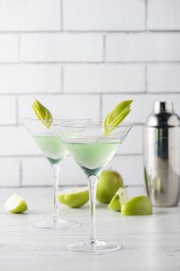 Taze ev elmalı Martini kokteyl yaptı.