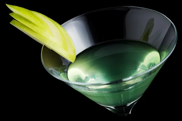 Cócteles Martini de manzana sobre fondo negro — Foto de Stock