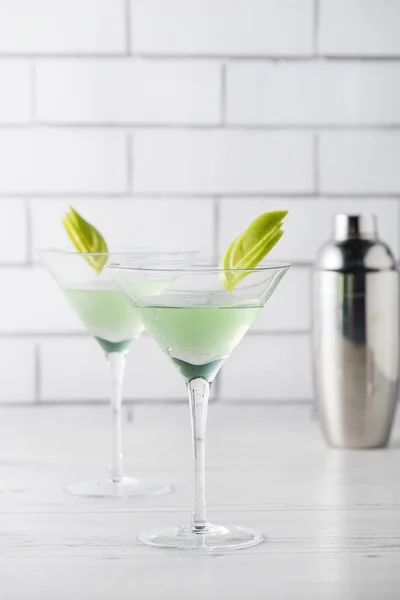 Frische hausgemachte Apple-Martini-Cocktails — Stockfoto
