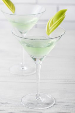 Taze ev elmalı Martini kokteyl yaptı.