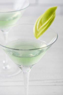Taze ev elmalı Martini kokteyl yaptı.