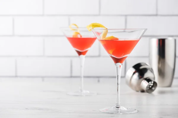 Verse huisgemaakte kosmopolitische cosmo cocktails — Stockfoto