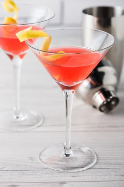 Taze ev yapımı cosmopolitan cosmo kokteyller