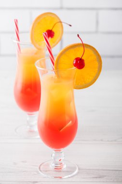 Taze ev yapımı tekila sunrise kokteyller