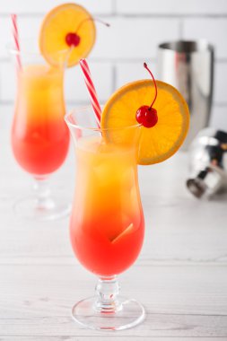 Taze ev yapımı tekila sunrise kokteyller