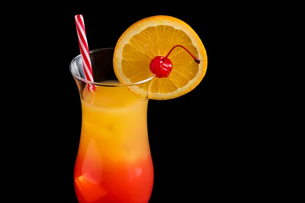 Tequila sunrise cocktails på svart bakgrund — Stockfoto