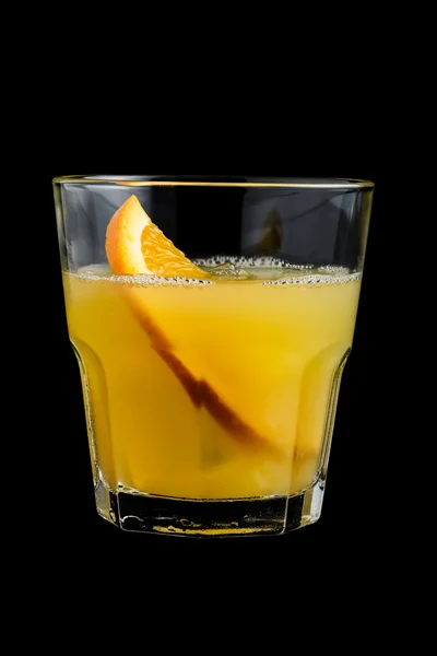 Orange Schraubenzieher-Cocktails auf schwarzem Hintergrund — Stockfoto