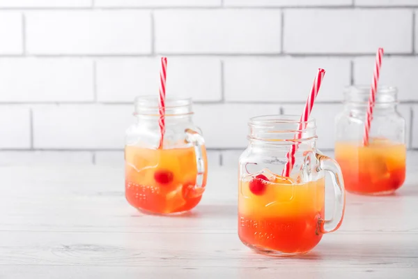 Tequila sunrise cocktails in glazen pot — Stockfoto