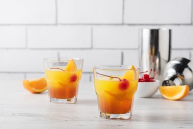 Taze ev yapımı Mai Tai kokteylleri