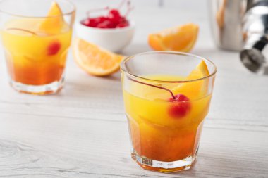 Taze ev yapımı Mai Tai kokteylleri