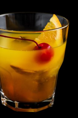 Mai Tai kokteylleri siyah arka plan üzerine
