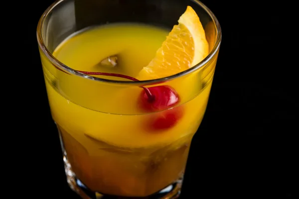 Mai Tai cocktails på svart bakgrund — Stockfoto