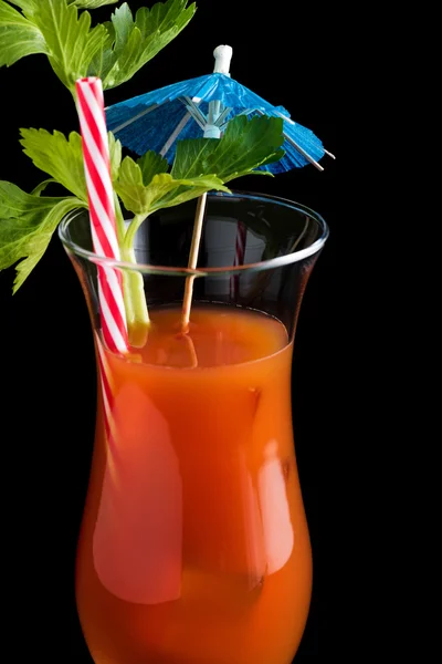 Blutige Mary-Cocktails auf schwarzem Hintergrund — Stockfoto