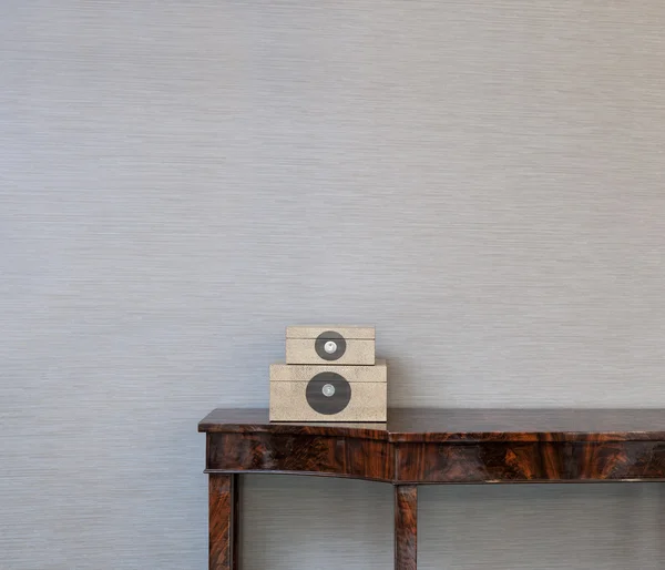 Sideboard in front of a grey wall and art objects — Stock Photo, Image