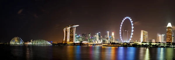 Singapore per nacht Rechtenvrije Stockafbeeldingen