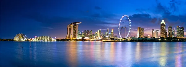 Singapore in schemering Rechtenvrije Stockfoto's