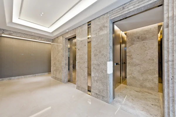 Hiss lobby i vacker marmor Royaltyfria Stockbilder