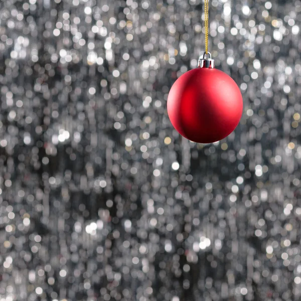 Красная рождественская безделушка — стоковое фото